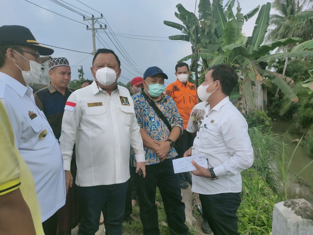 Mukhlis Basri Datangi Lokasi Banjir Wayliwok dan Berikan Bantuan