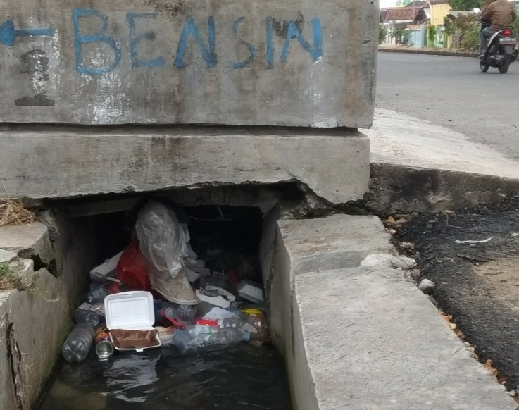 Drainase di Kotaagung Dipenuhi Sampah