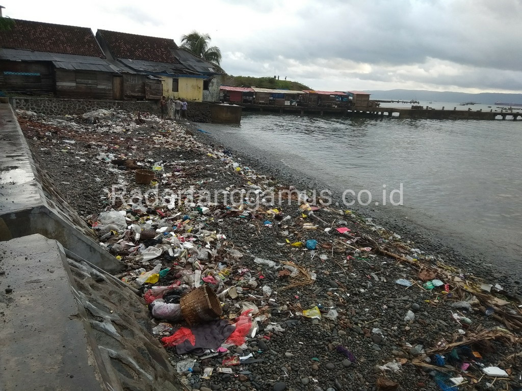 Memprihatinkan, Pantai Kotaagung Dipenuhi Sampah