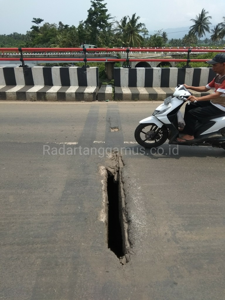 Awas, Jembatan Way Ngarip Berlubang !