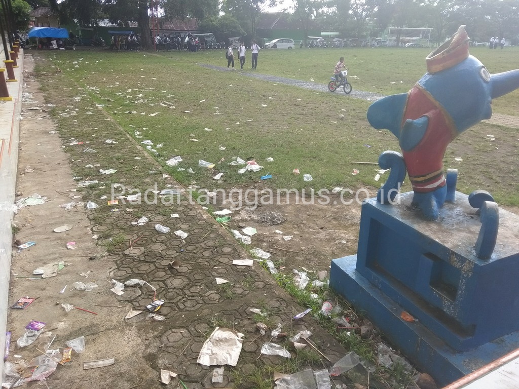 Sampah Berserakan di Lapangan Merdeka Kotaagung