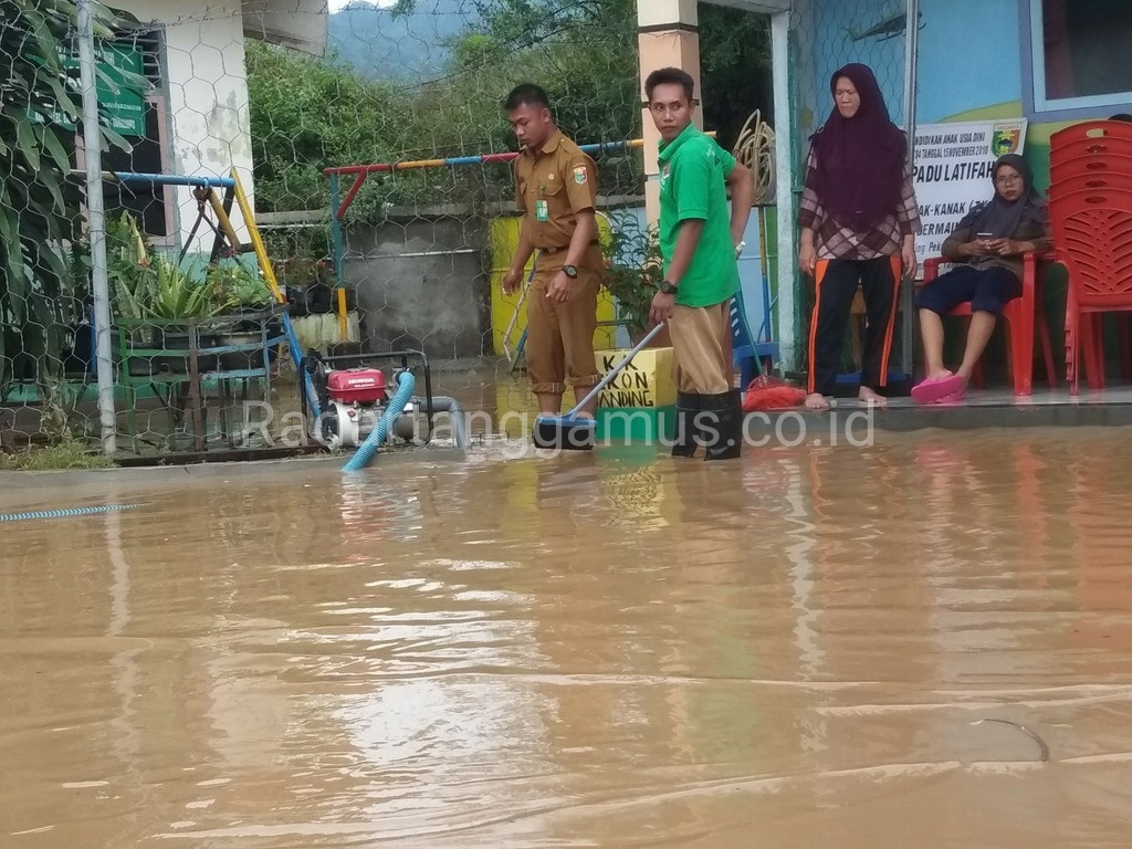 Banjir Sudah Surut, Warga Bandar Negeri Semuong Mulai Bersihkan Rumah