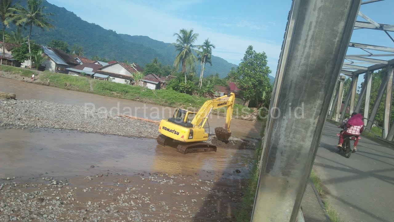 Baru 2 Jam Bekerja, Eksavator Menepi Dari Way Semuong