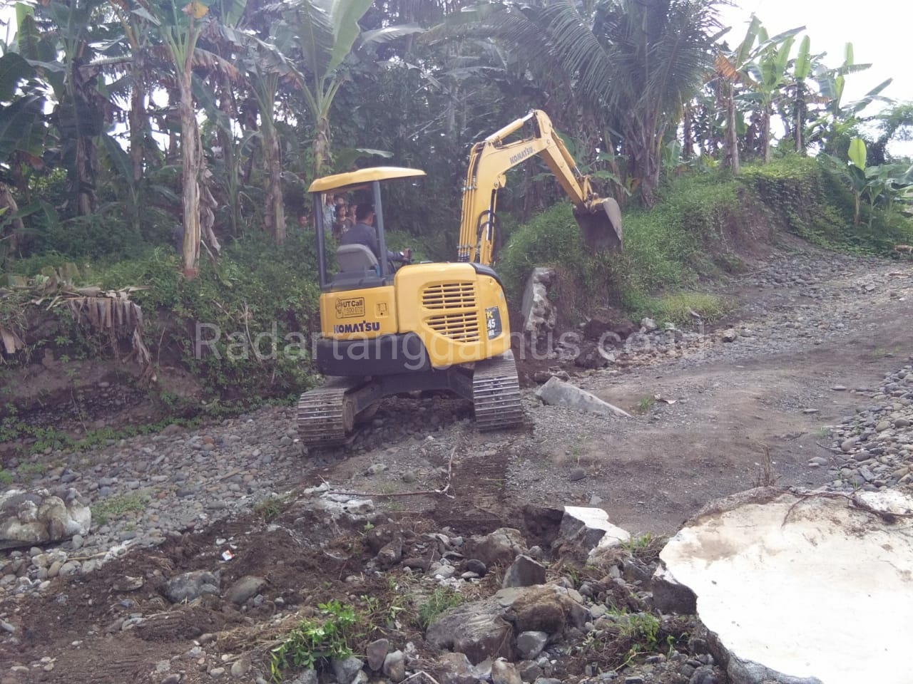 Irigasi Tertimbun Material Banjir, P3A Lakukan Pengerukan Pakai Eksavator Mini