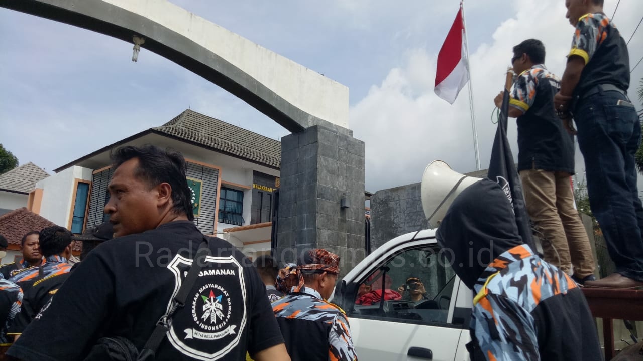 Datangi Kejari, GMBI Pertanyakan Dugaan Pungli PTSL