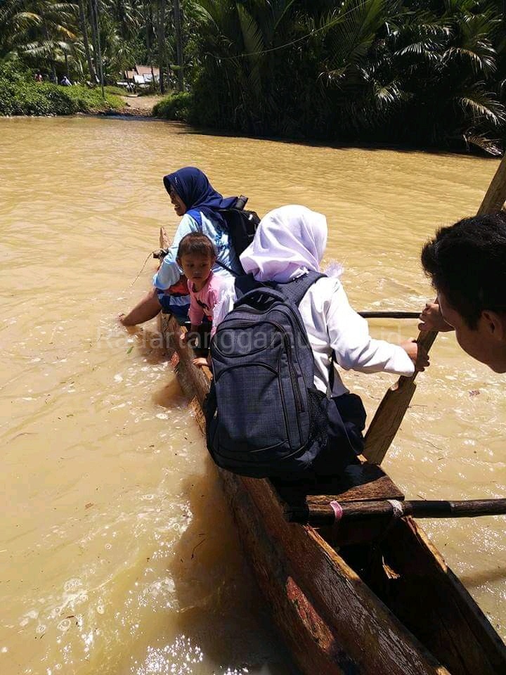 Belum Ada Jembatan Terpaksa Gunakan Sampan