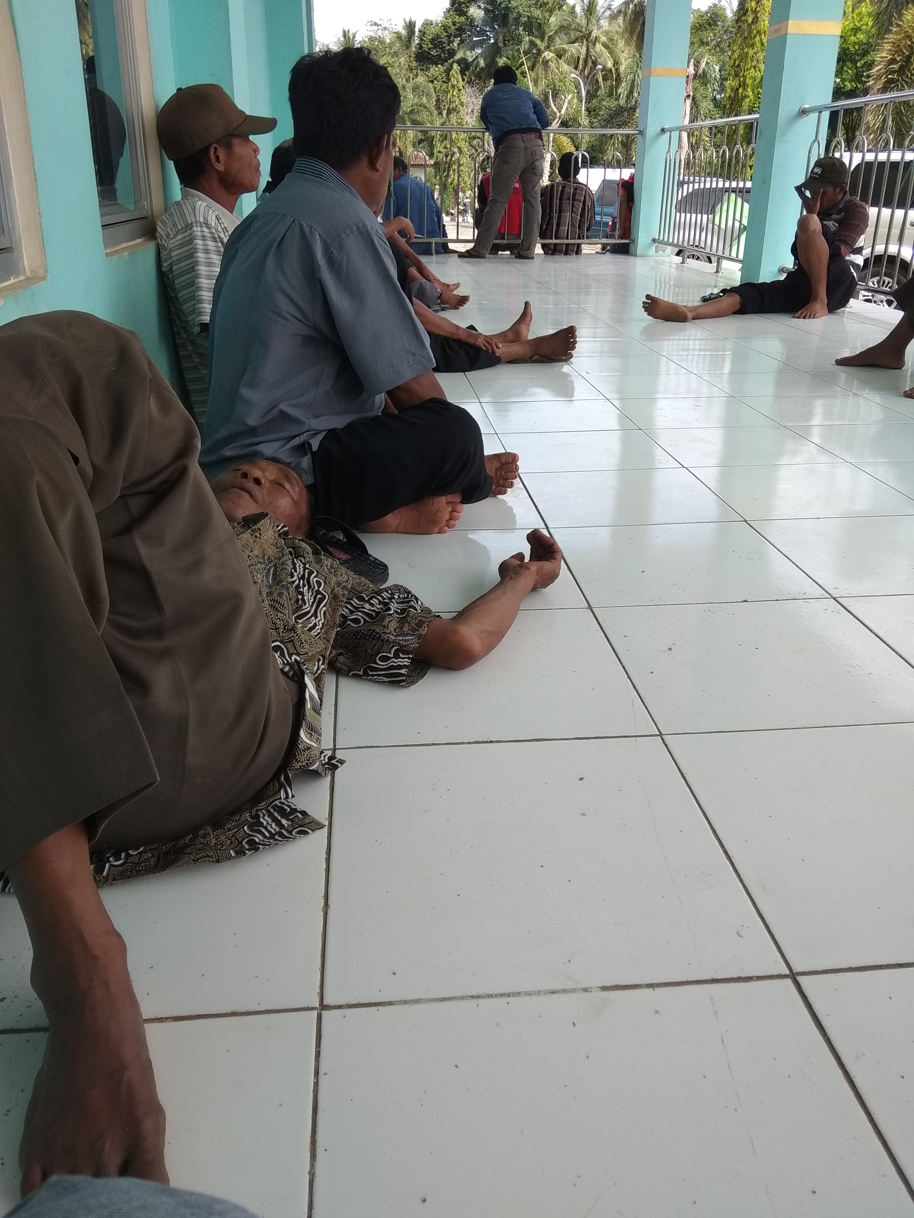 Kedatangan Hasto Molor, Petani Ketiduran Hingga Ajak Rekan Pulang