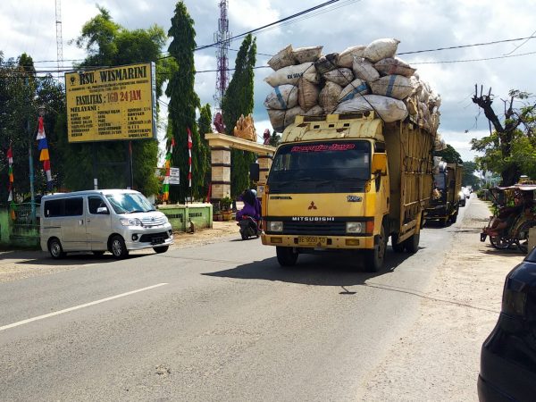 Kendaraan Over Kapasitas Cuek Melintas