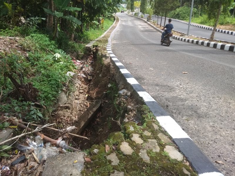 PUPR Terkesan Cuek, Bertahun-tahun Trotoar Jalur Dua Islamic Dibiarkan Rusak