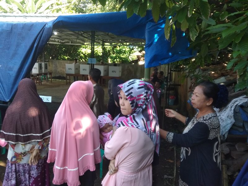 Agar Tidak Lupa, Rohima Catat Nama Calon Dikertas