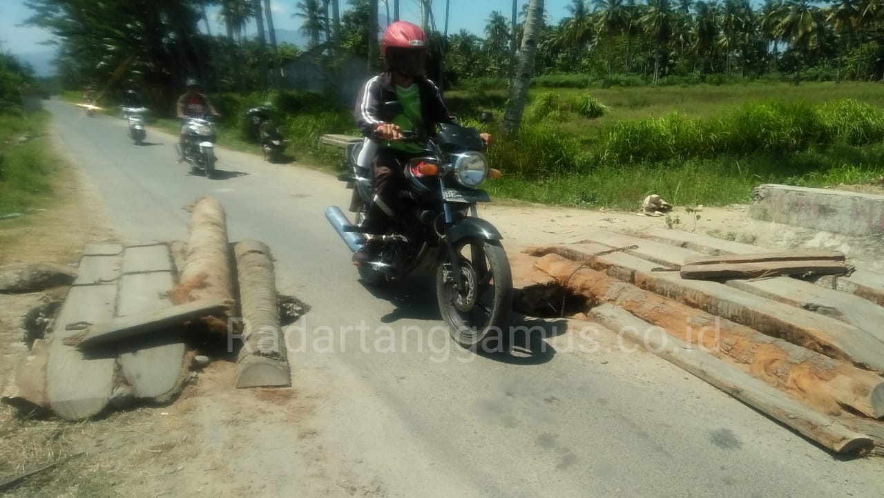 Lapor, Gorong-gorong Jalan di Semaka Rusak !