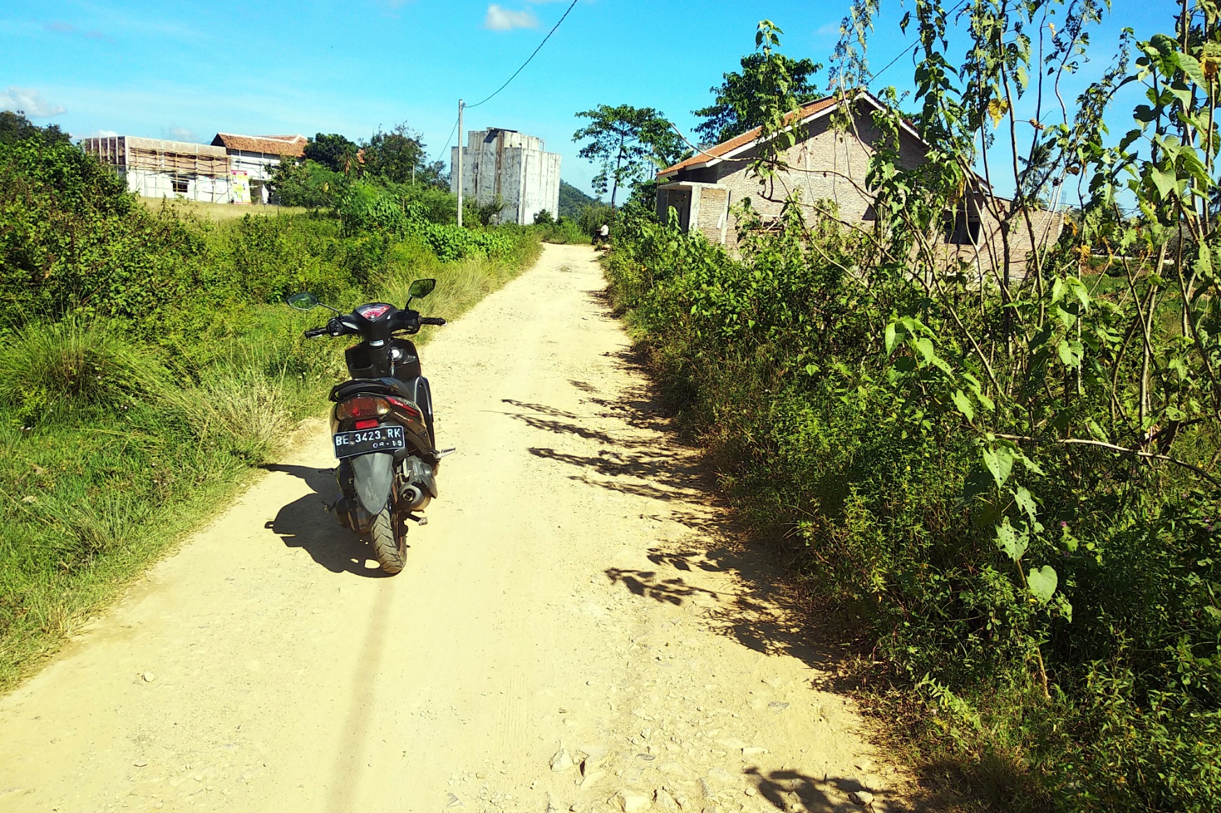 Badan Jalan Hancur, Aspal Menegelupas