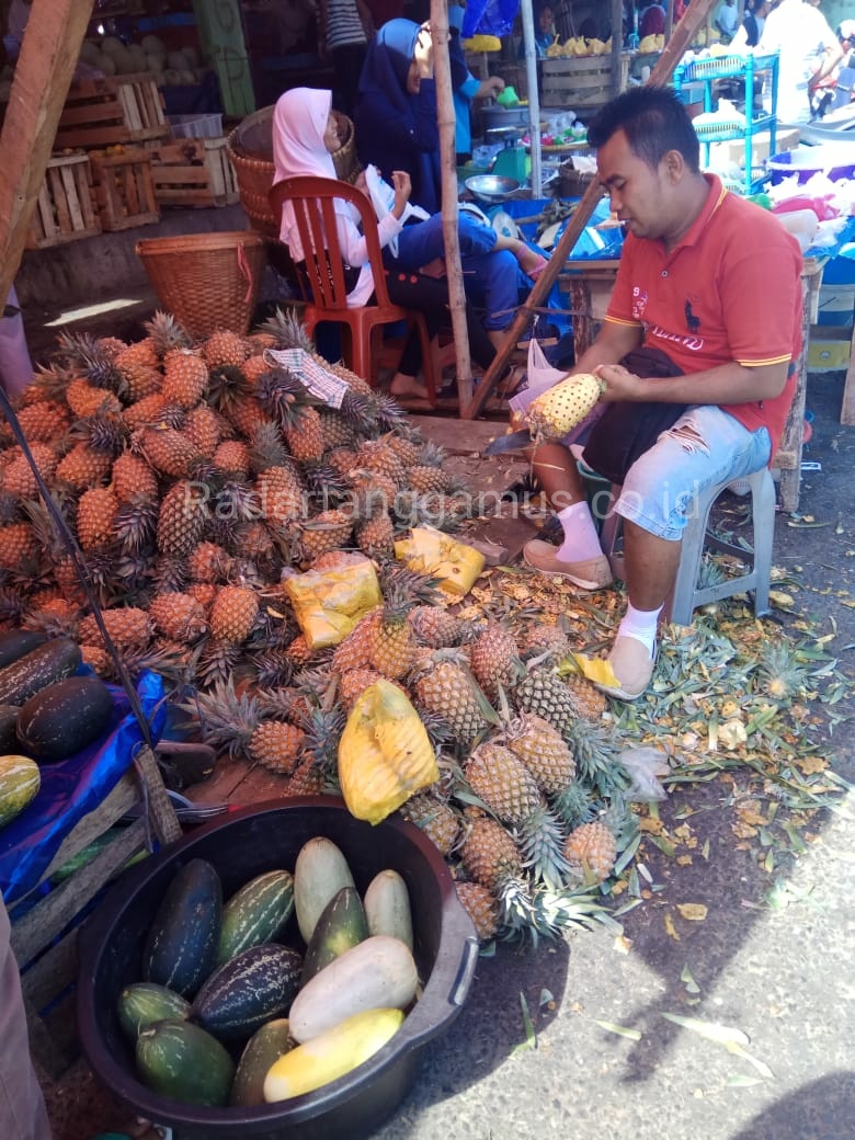 Ramadan, Omzet Pedagang Buah Nanas Meningkat