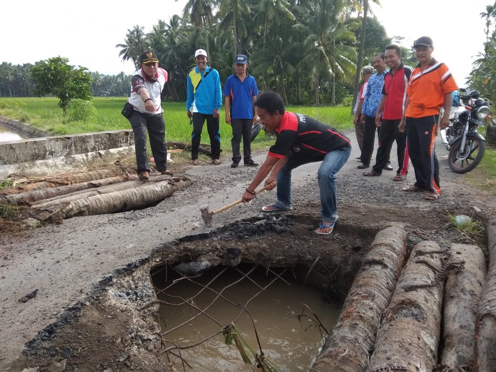 Camat dan Warga Semaka Gotong-royong Perbaiki Jembatan Berlubang