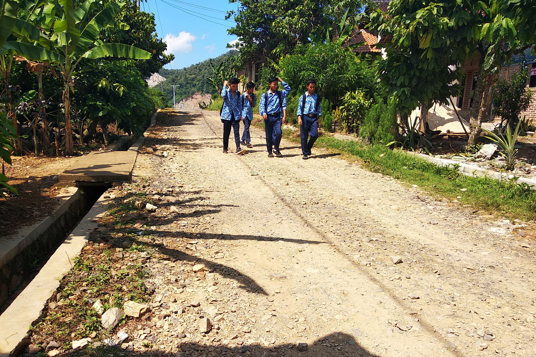 Aspal Jalan Penghubung Banyak Mengelupas