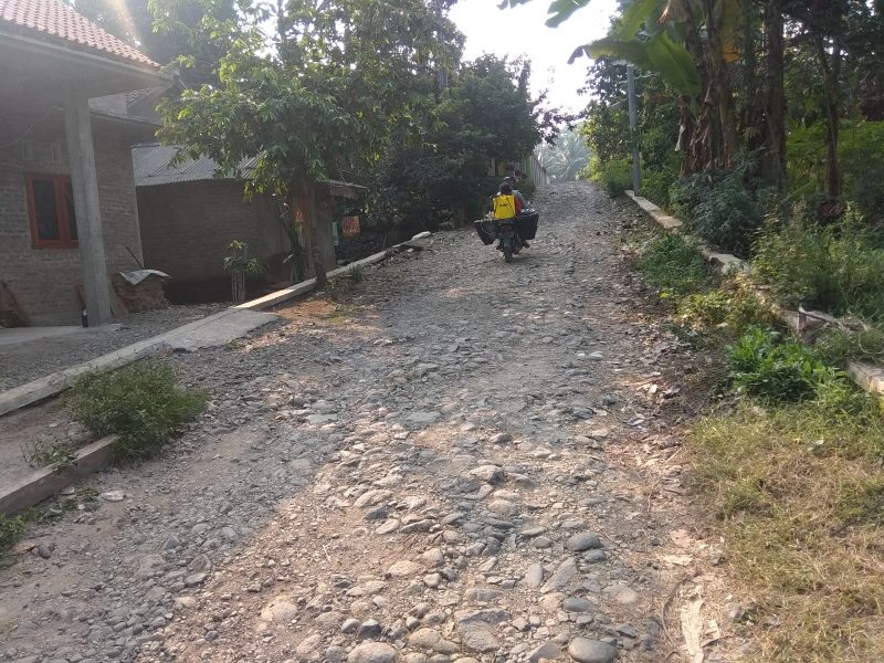 Akses Jalan Menuju Pantai Harapan di Kecamatan Kotaagung Barat Rusak