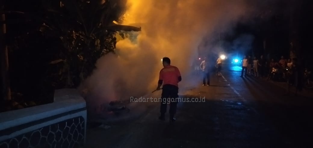 Sepeda Motor Terbakar di Jalan Ir. H. Juanda Kotaagung