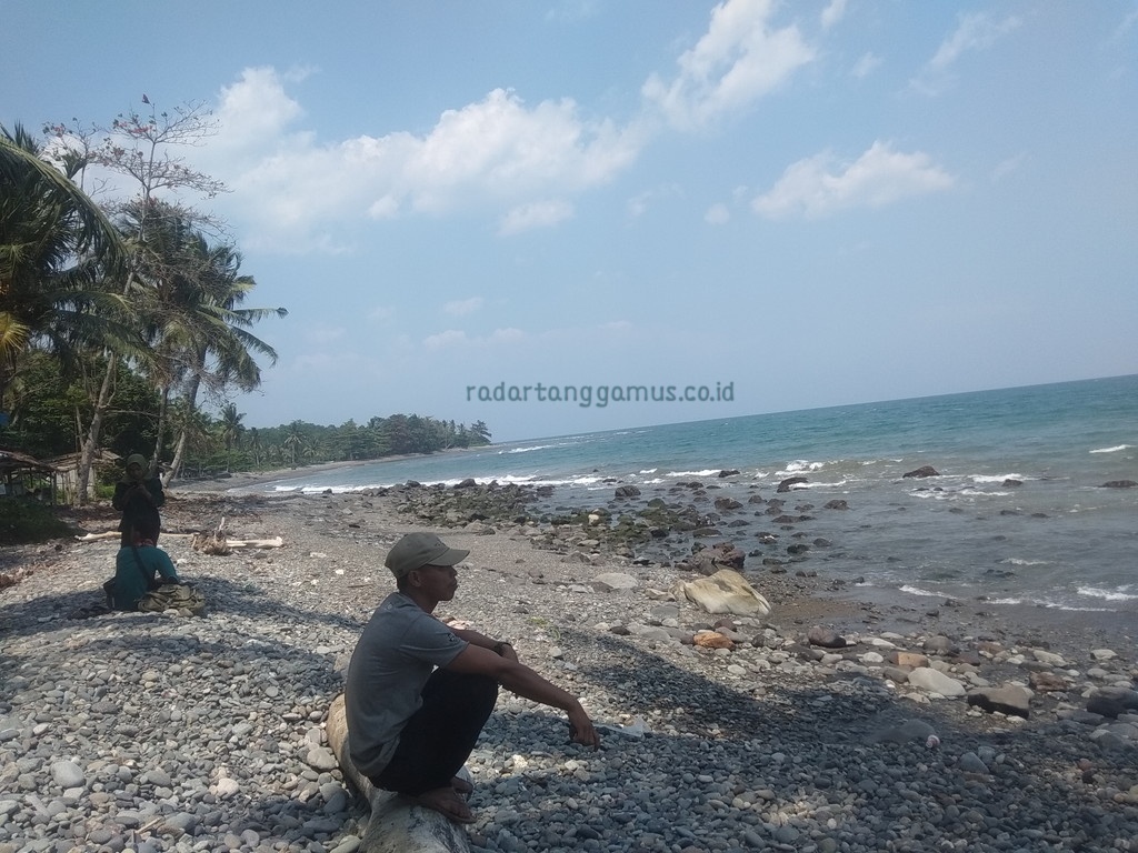 Wisata Pantai Terbaya Sepi Pengunjung