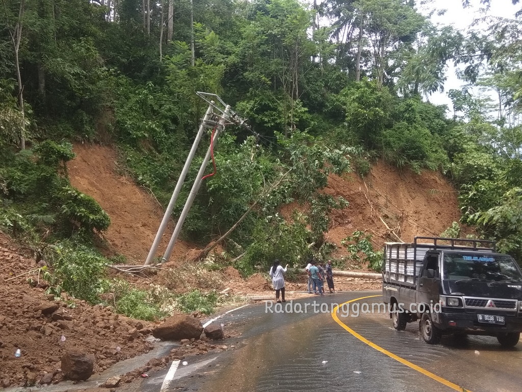 Lumpuh 15 Jam Akibat Longsor, Ruas Jalinbar Sedayu Mulai Bisa Dilalui