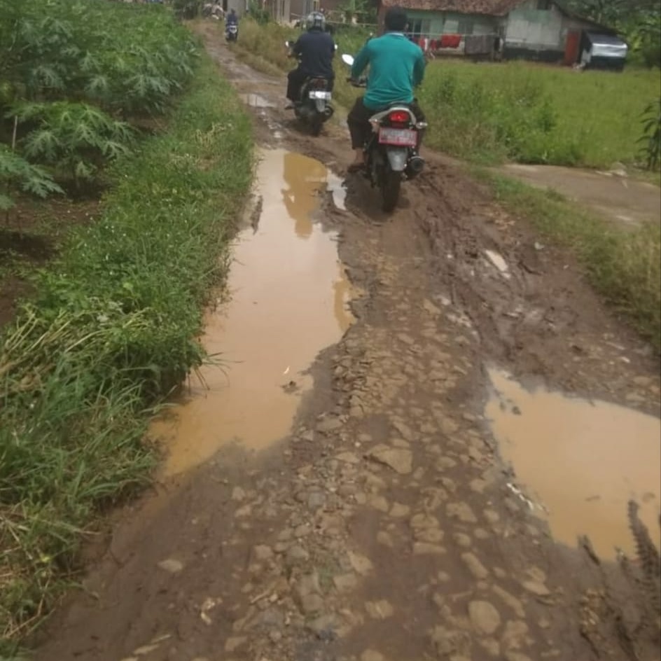 Niat ke Sekolah, Ehhh Guru Malah Terjatuh di Jalan Rusak !