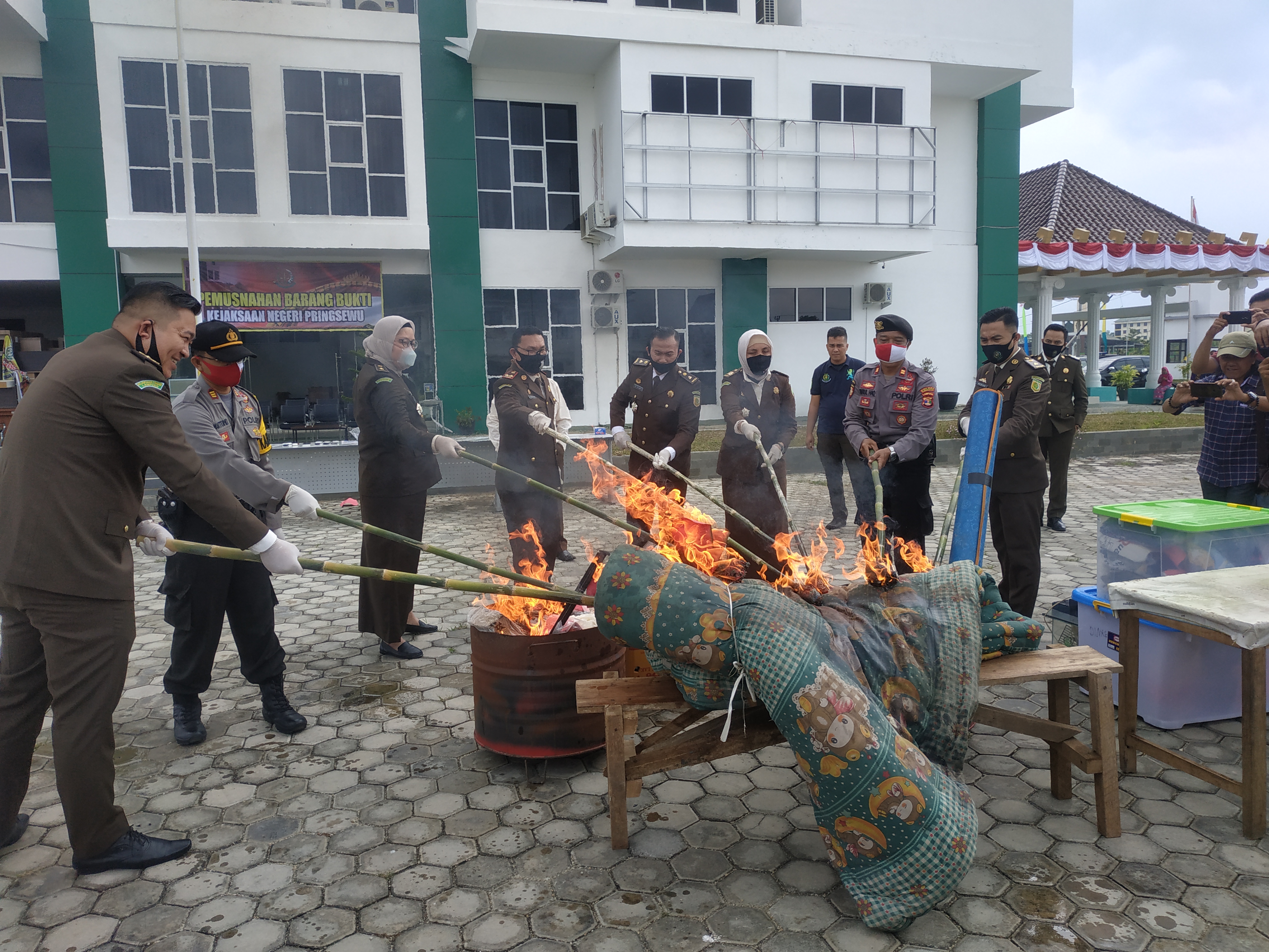 Barang Bukti Narkoba Diblender, Kasus Pencabulan Dibakar