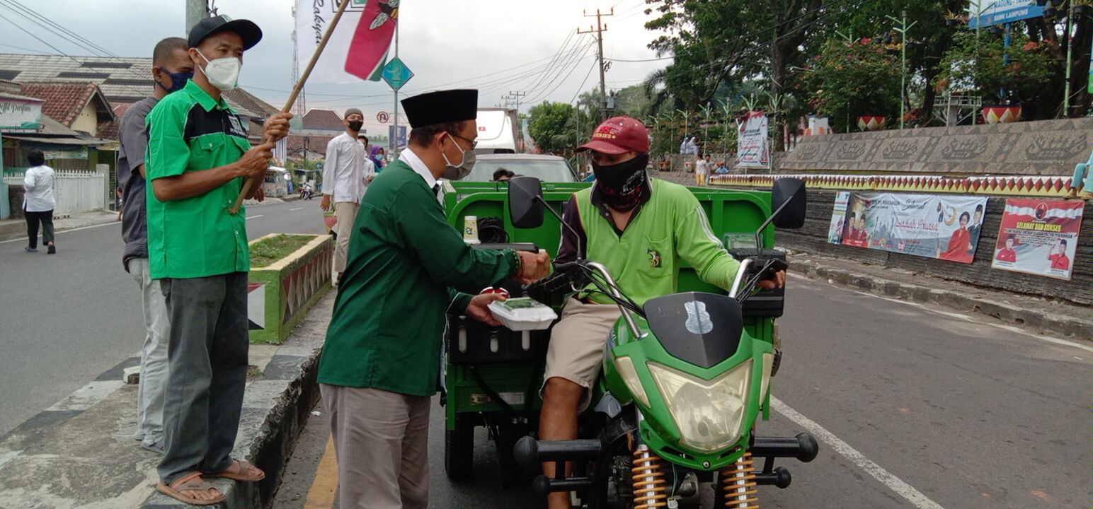 PKB Tanggamus Bagikan Ratusan Takjil dan Nasi Kotak