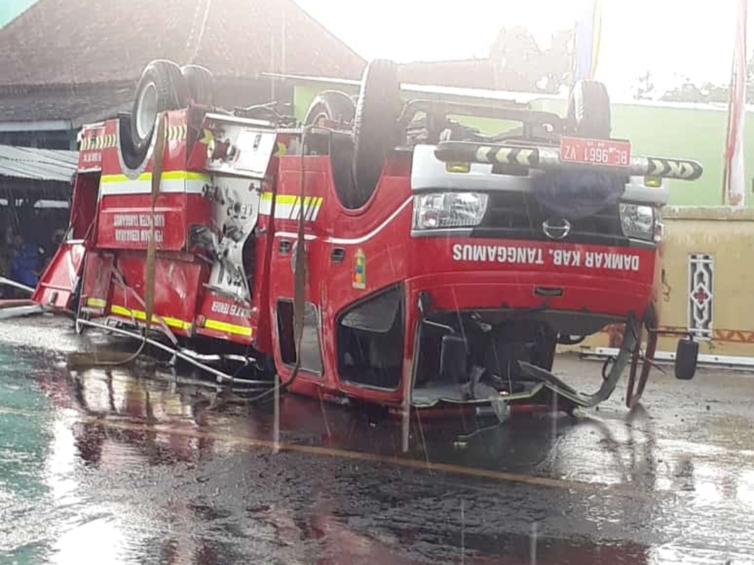 Armada Damkar Pemkab Tanggamus Terbalik, Lima Personel Dilarikan Ke Rumah Sakit