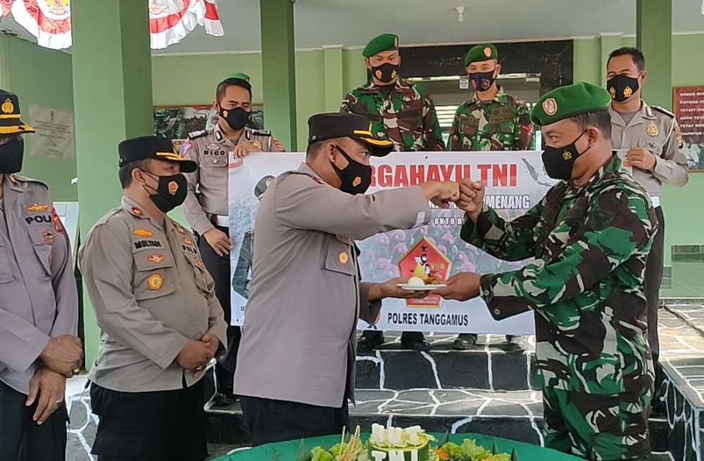 Personel Polres ‘Geruduk’ Makodim 0424, Berikan Kejutan HUT Ke 76 TNI