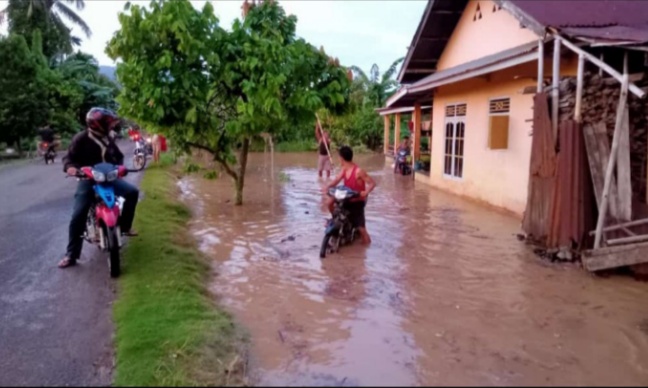 Banjir Bandang, Tanggul Way Semuong Jebol dan 70 Rumah Terendam