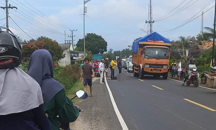 Lakalantas di Jalinbar Pugung, IRT Tewas, Suami dan Anak Luka-Luka