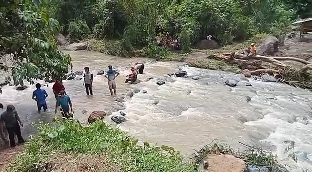 Diterjang Banjir Jembatan Penghubung Ambruk