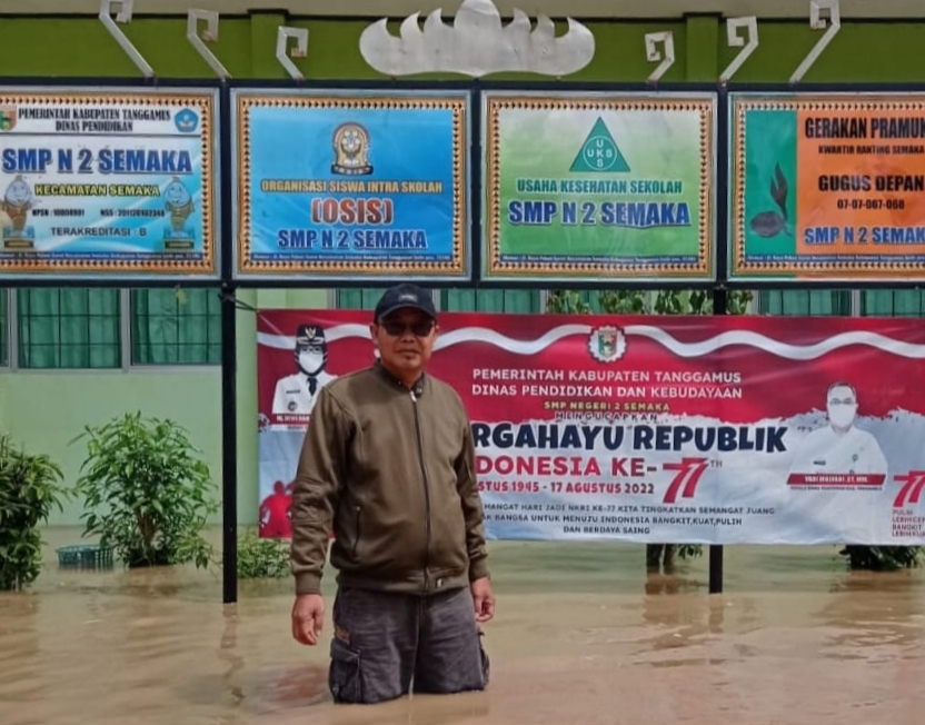 Tembok SMPN 2 Semaka Roboh Diterjang Banjir