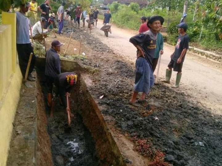 Masyarakat Pekon Sedayu Rutin Gotong-royong Bersihkan Lingkungan