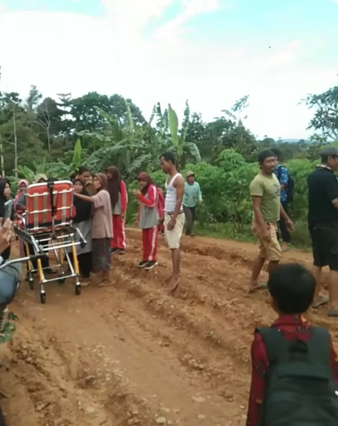 Akses Jalan Margomulyo Sulit Dilewati, Pasien Terpaksa Ditandu