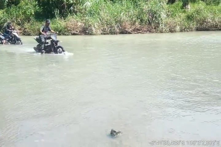 Belum Ada Jembatan,Warga Terpaksa Sebrangi Sungai