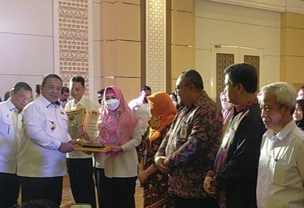 Bupati Tanggamus Terima  Award KPB Dari Gubernur