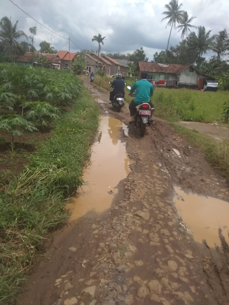 Jalan Menuju SDN 2 Sukamerindu Becek dan Licin, Guru Jadi Korban