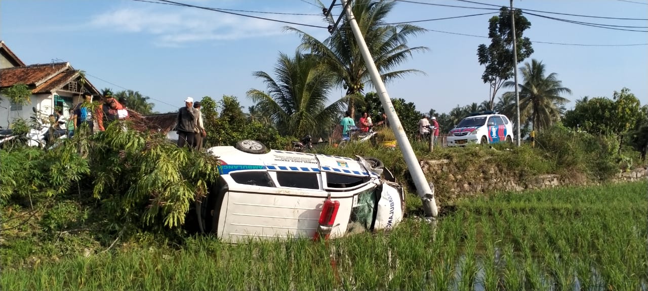 Hilang Kendali, Ambulans Pekon Terguling ke Sawah