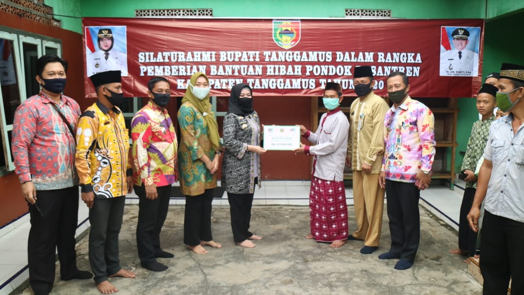 Keliling Pondok Pesantren, Bupati Serahkan Bantuan