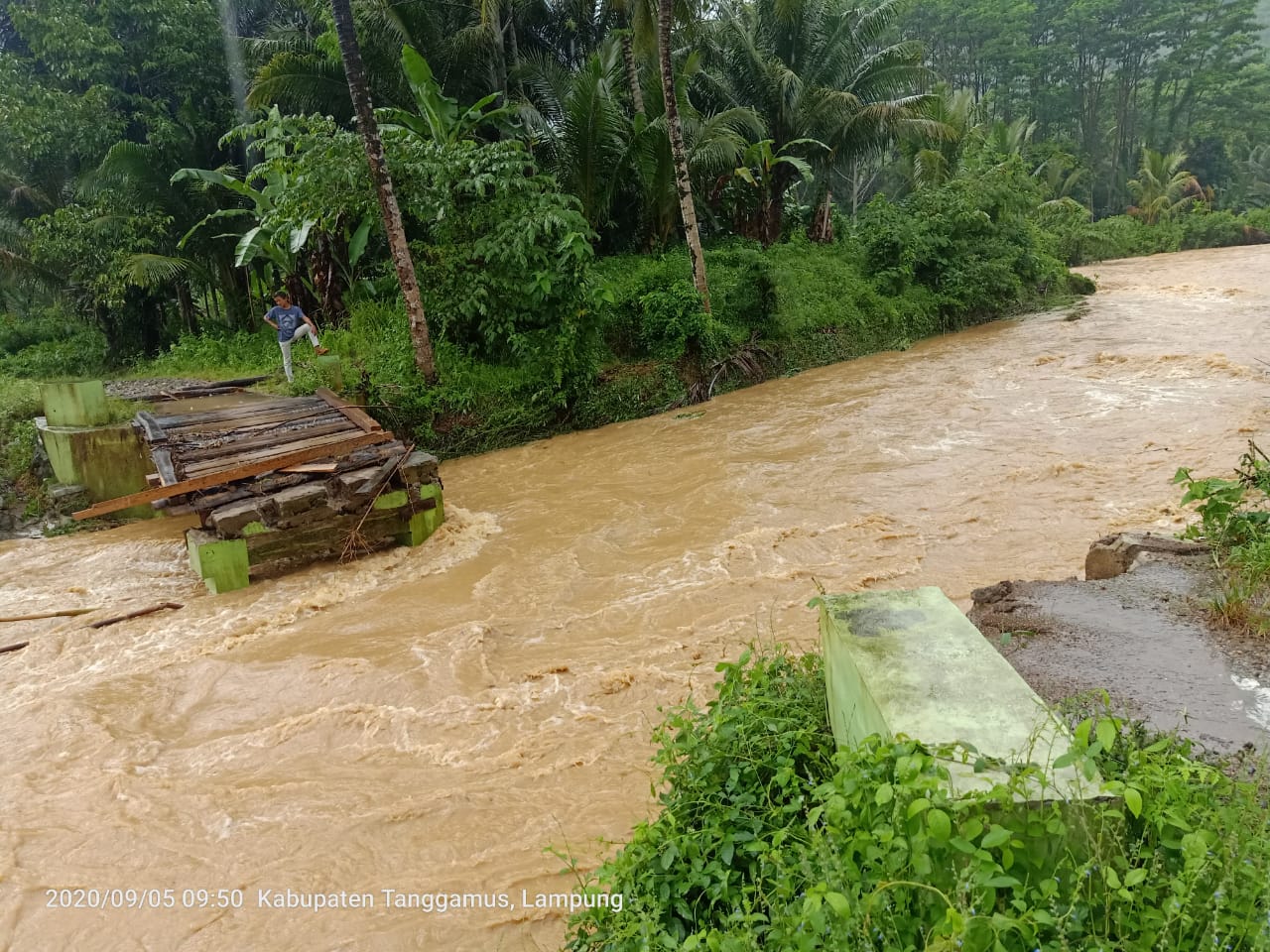 Jembatan Way Pampangan Putus Tersapu Derasnya Air Sungai