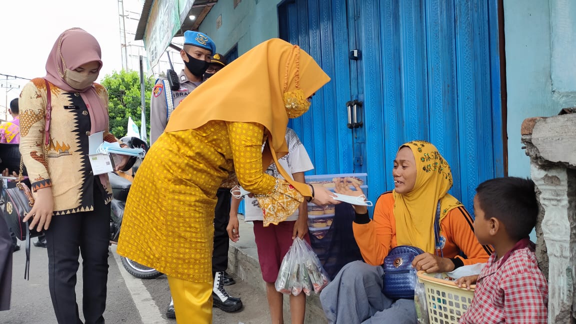 Jajaran Forkopimda Tanggamus Bagikan Seribu Masker