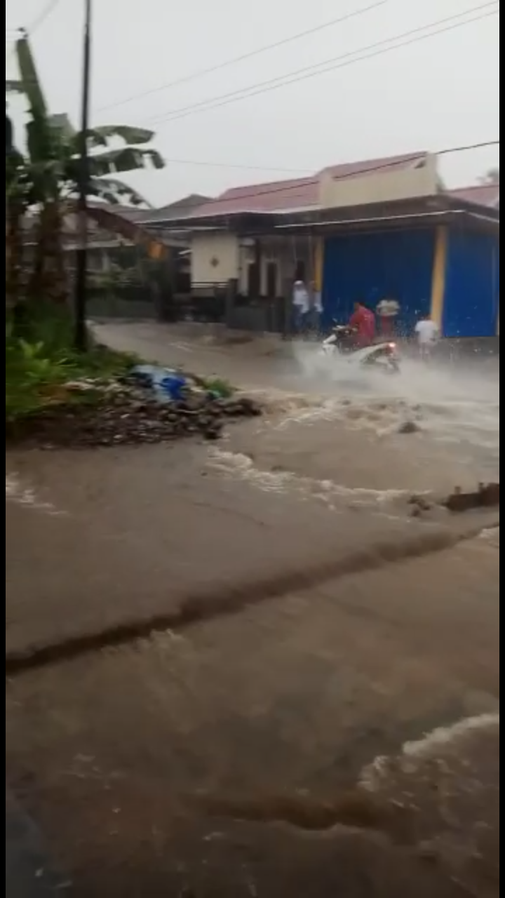 VIDEO!!! Hujan Deras, Jalan Bendungan Kusa Terendam Banjir