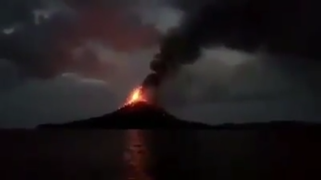 Gunung Anak Krakatau Kembali Erupsi, Jumat (10/4/2020)