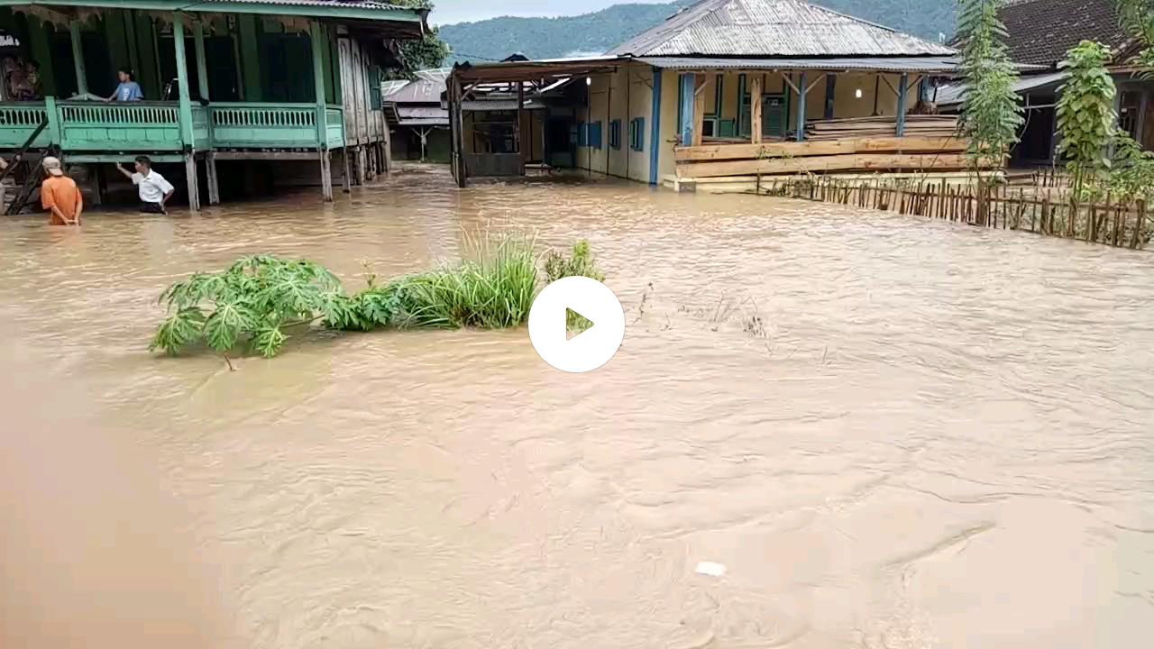 Video Luapan Sungai Way Semuong, Sabtu (18/4/2020)