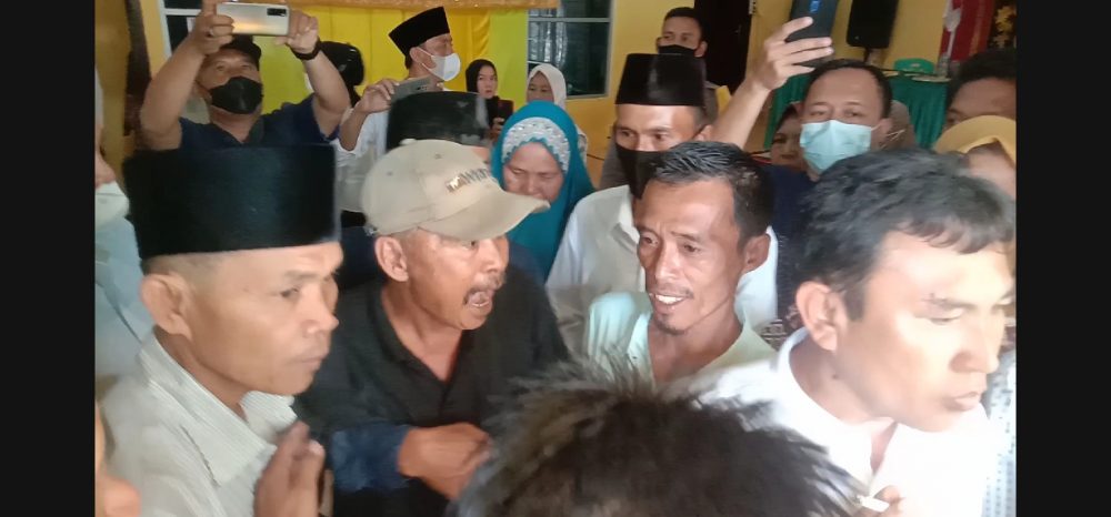 Pelantikan Aparatur Pekon Belu Ricuh