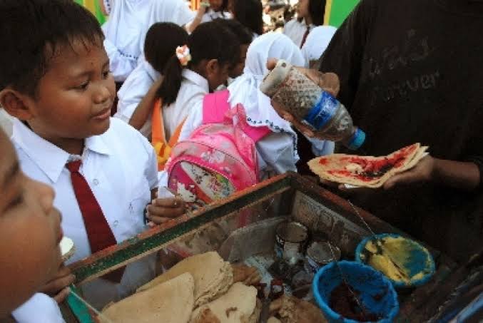 Diskes Akan Awasi Penjual Makanan di sekolah