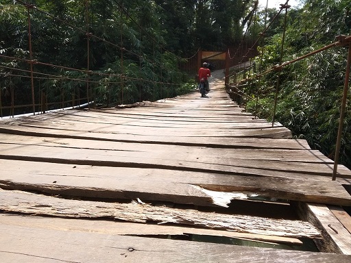 Jembatan Gantung di Pekon Banjaragung Ilir Kian Memperihatinkan