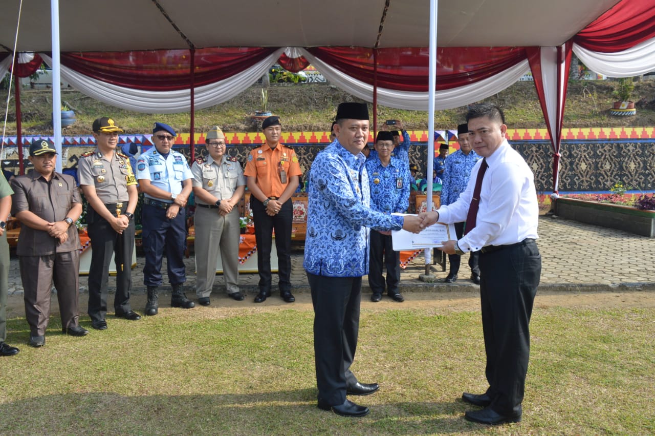 Kasat Reskrim Polres Tanggamus Terima Penghargaan Dari Bupati