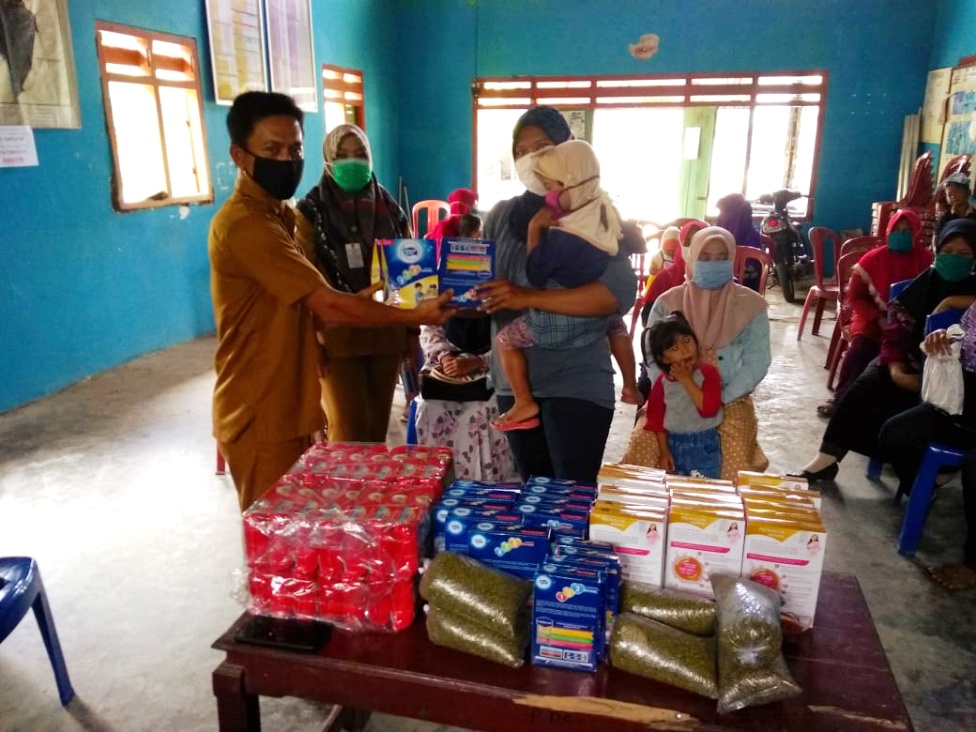 Cegah Stunting, Pekon Kalirejo Bagikan Makanan Tambahan kepada Balita dan Bumil