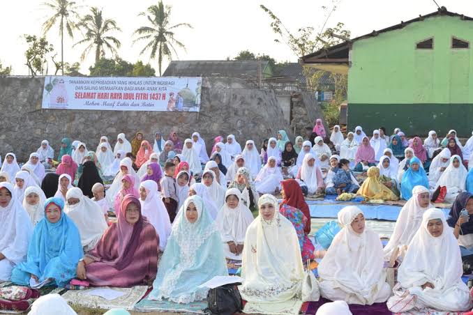 Bupati dan Wabup Tanggamus Salat Id di Lapangan Merdeka